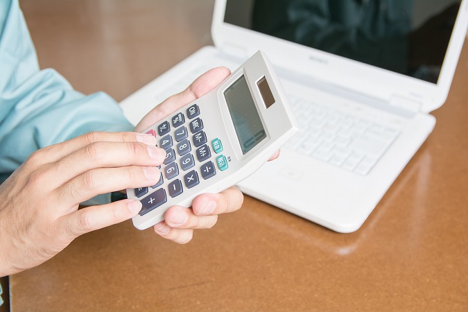 電卓を打つスタッフ