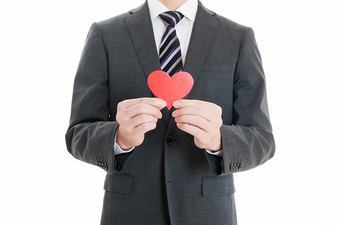 ハートを持つスーツの男性