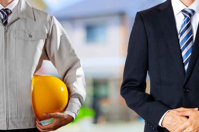 作業員とスーツの男性