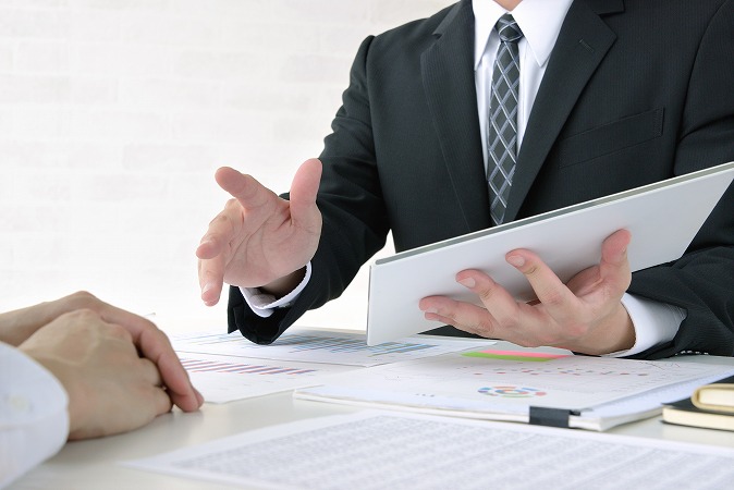 説明を行うスタッフ